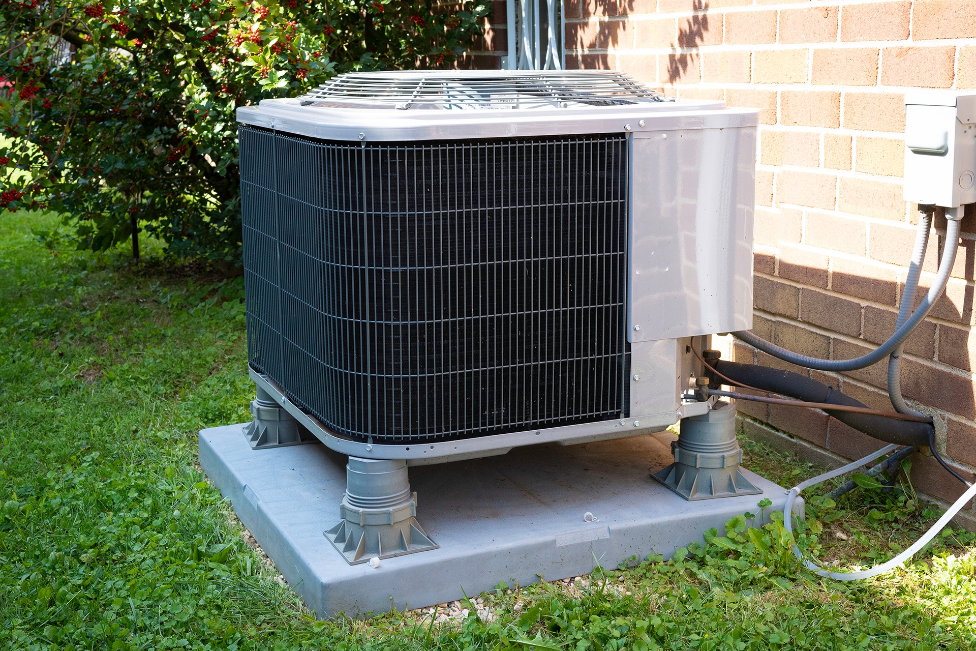 Residential air conditioning unit outside building.