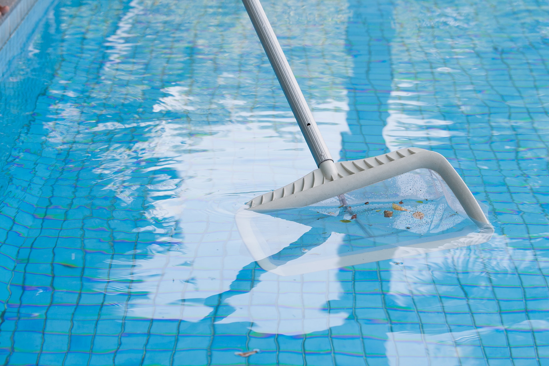 Pool cleaning with net skimmer tool