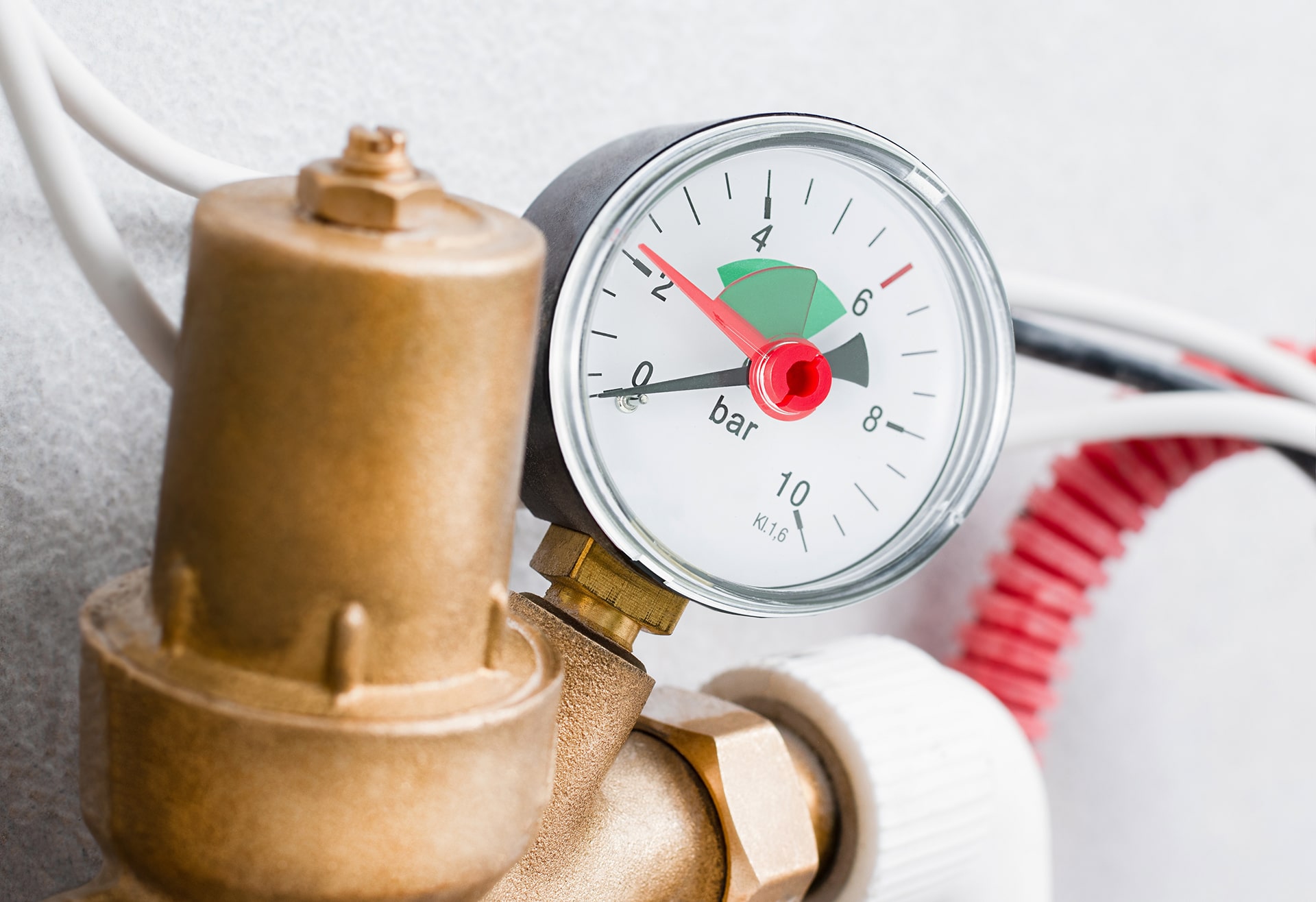Pressure gauge showing measurement in bars